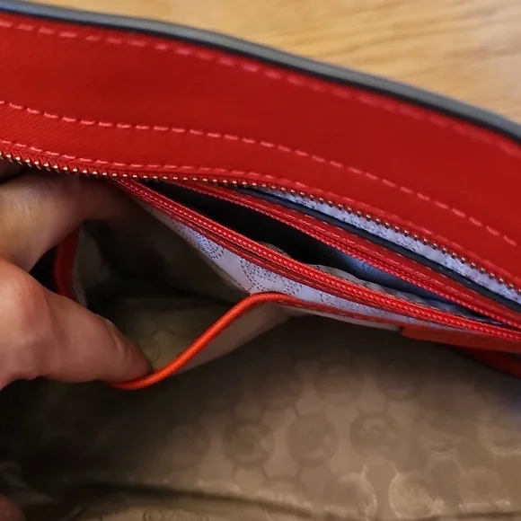 Michael Kors Medium Selma Bag - Picture 14 of 16